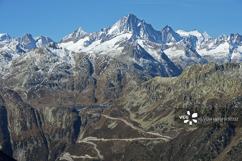 通往格里姆瑟尔山口的山路，后方是芬斯特拉尔峰顶，位于瑞士瓦莱州伯尔尼阿尔卑斯山图片素材