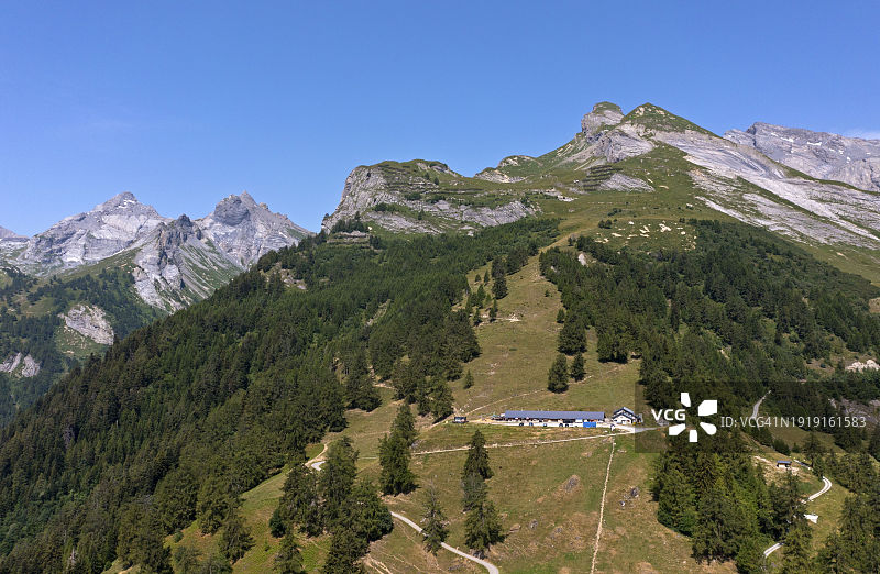 瑞士瓦莱州奥夫龙纳兹的零食店和高山旅馆图片素材