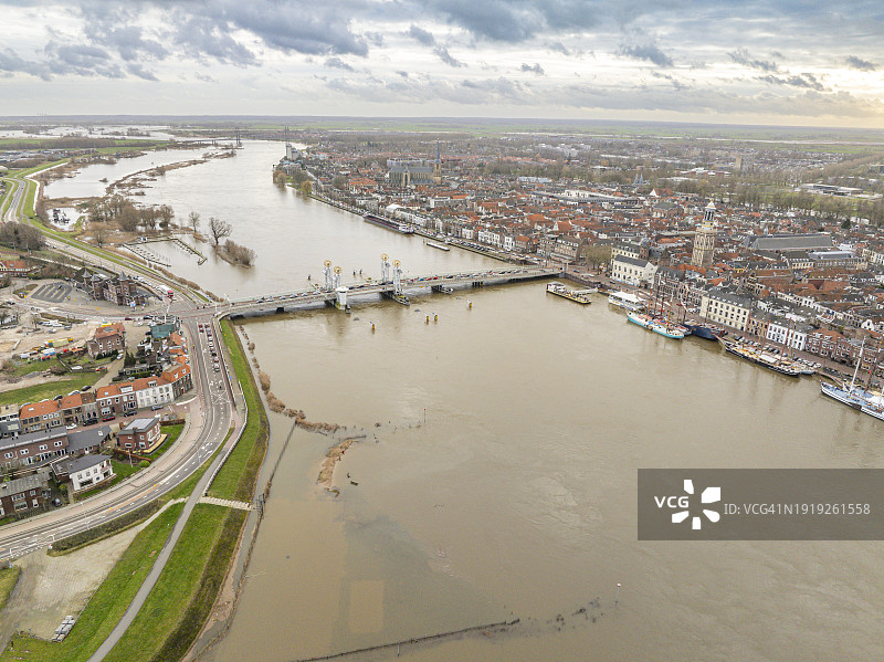 艾瑟尔河在暴雨过后坎彭的漫滩图片素材