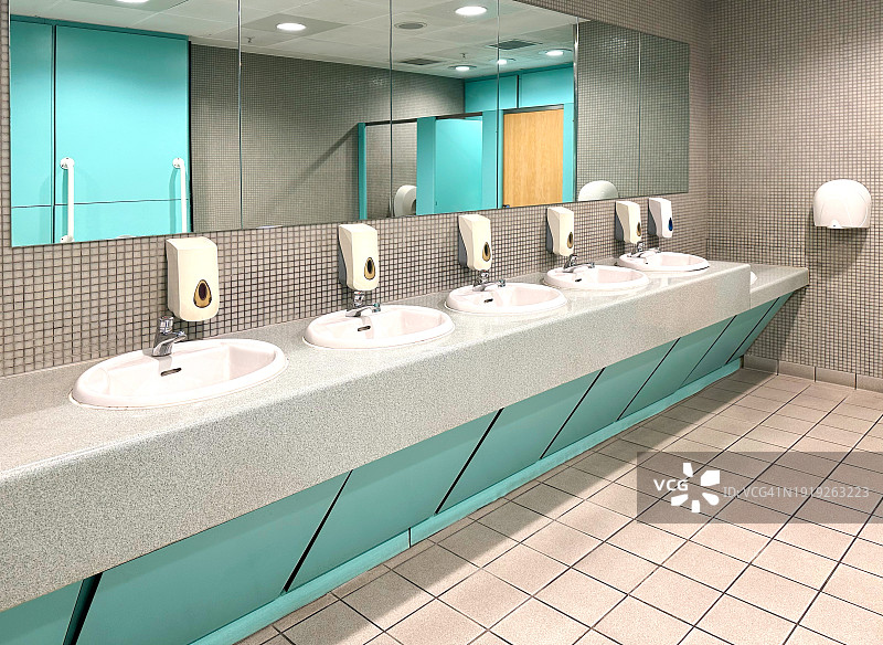 公共洗手池和水盆图片素材