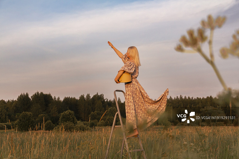 女性从日常家务中解放，追求自由和独立图片素材