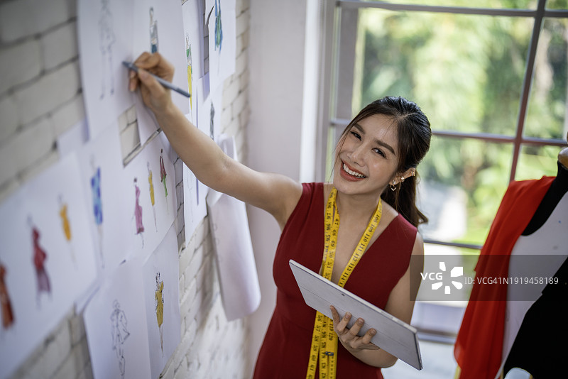 站在工作场所的自信时装设计师肖像图片素材