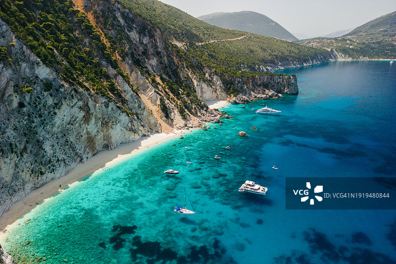 希腊伊萨卡岛上美丽的海湾，有帆船和双体船图片素材