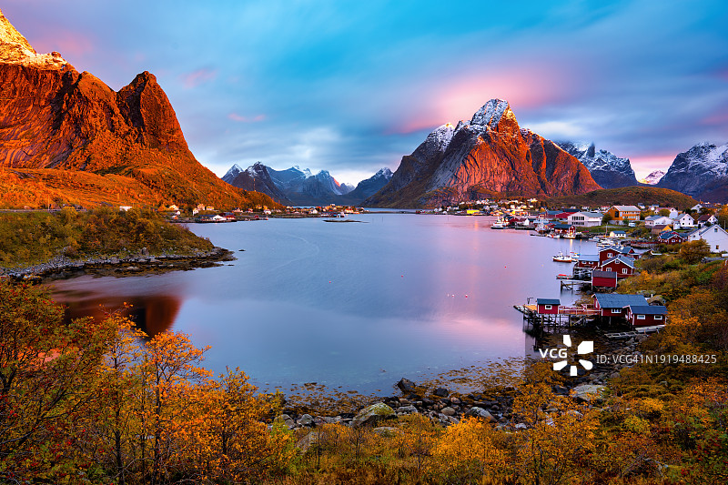 挪威罗弗敦群岛雷讷渔村秋季日出风光图片素材