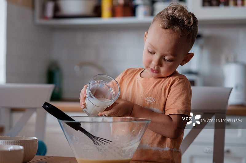 在家做煎饼的可爱小男孩图片素材