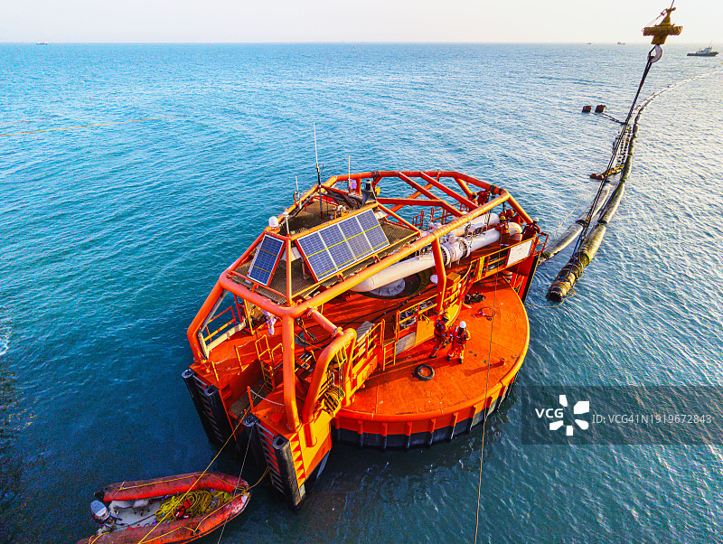 用于从油轮卸载原油并将其输送到岸边炼油厂的单点系泊浮标图片素材