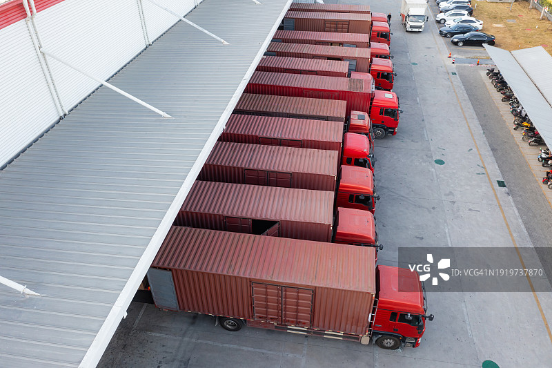 配送仓库卡车停车场图片素材
