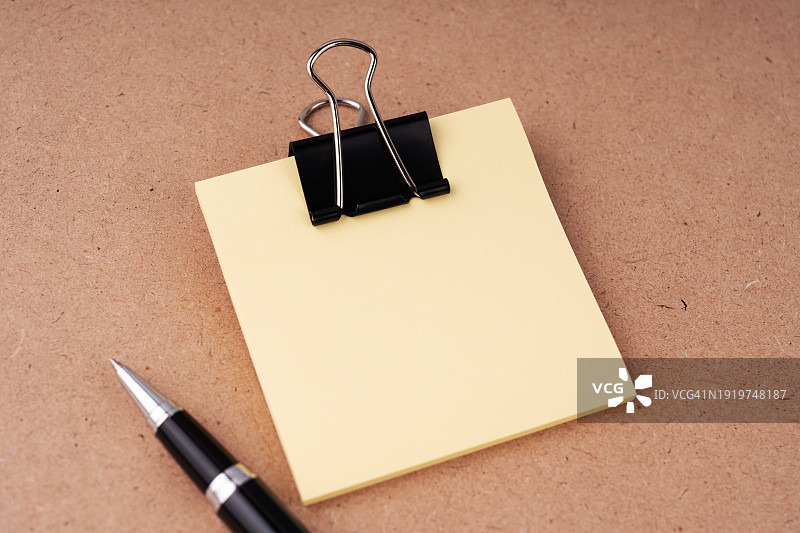 黄色便签和笔图片素材