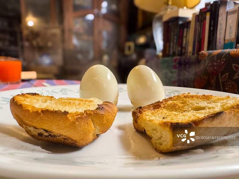 早餐：烤面包和煮鸡蛋图片素材