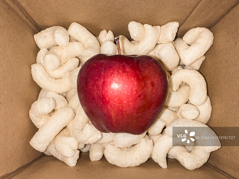 小心地装在小盒子里的红元帅苹果，俯视图片素材