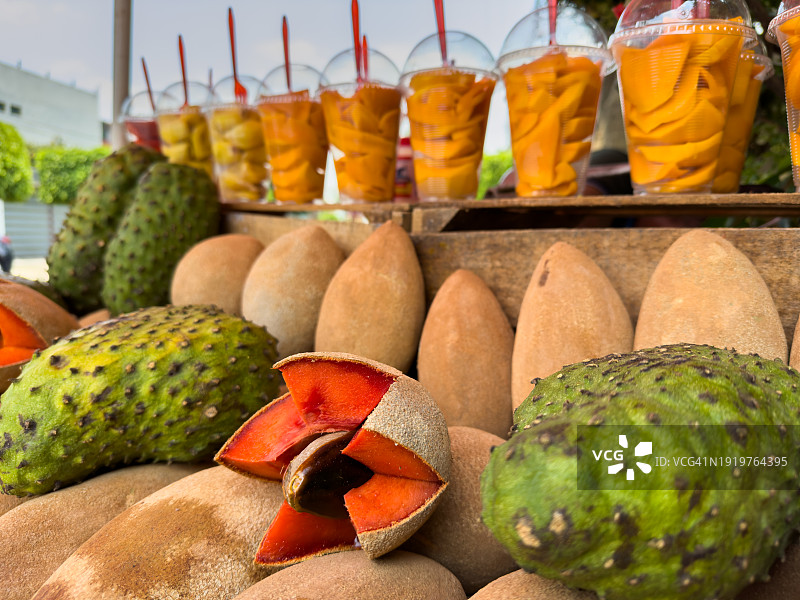 墨西哥城美食：人心果、番荔枝、芒果杯图片素材