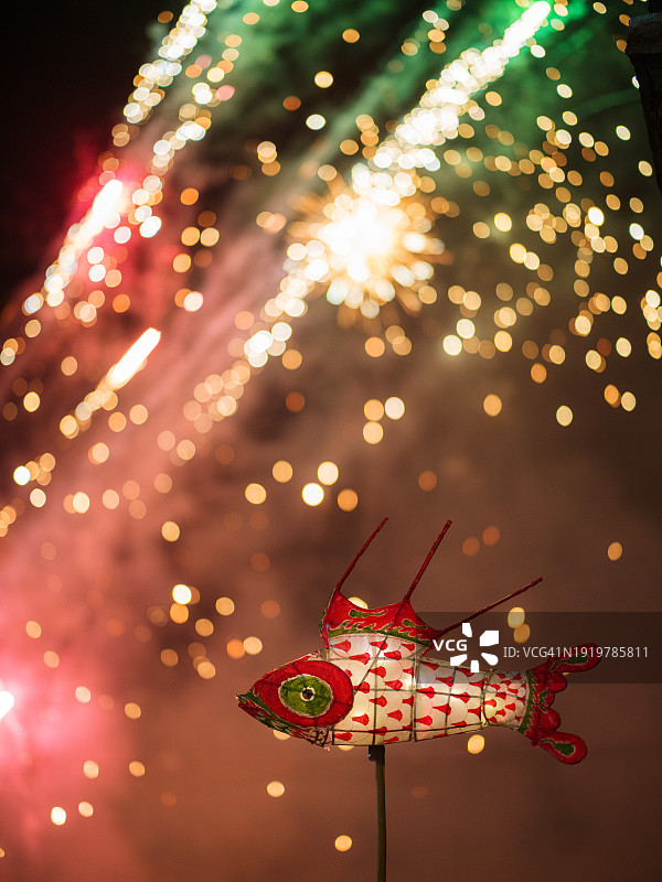 中国传统元宵节上的烟花和鱼灯图片素材