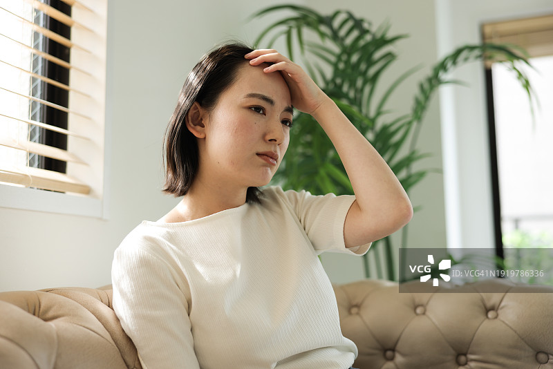 头痛的亚洲女人图片素材