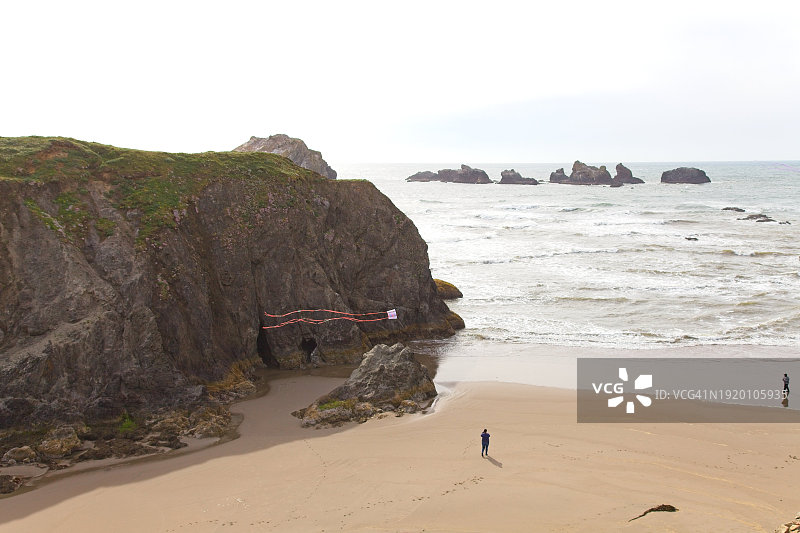 在俄勒冈州班顿魔鬼厨房的俄勒冈州立公园瞭望点放风筝的人们图片素材