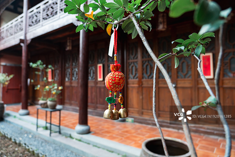 挂在树枝上的平安符图片素材