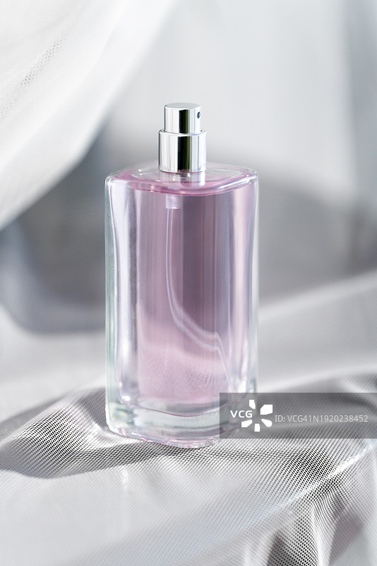 桌子上的香水瓶，美容概念图片素材