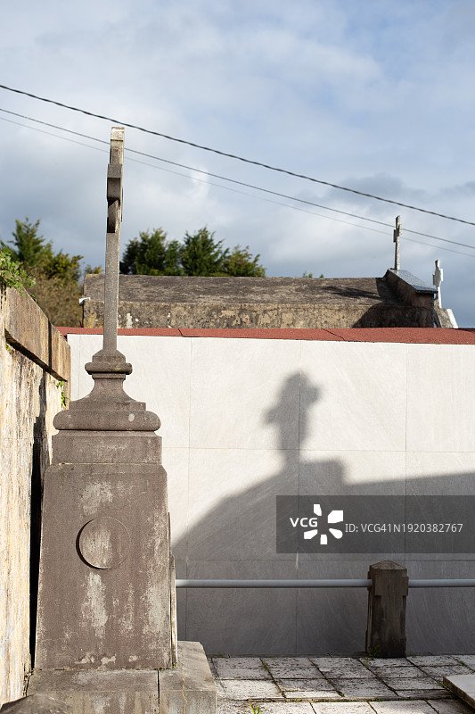 墓碑阴影与十字架图片素材