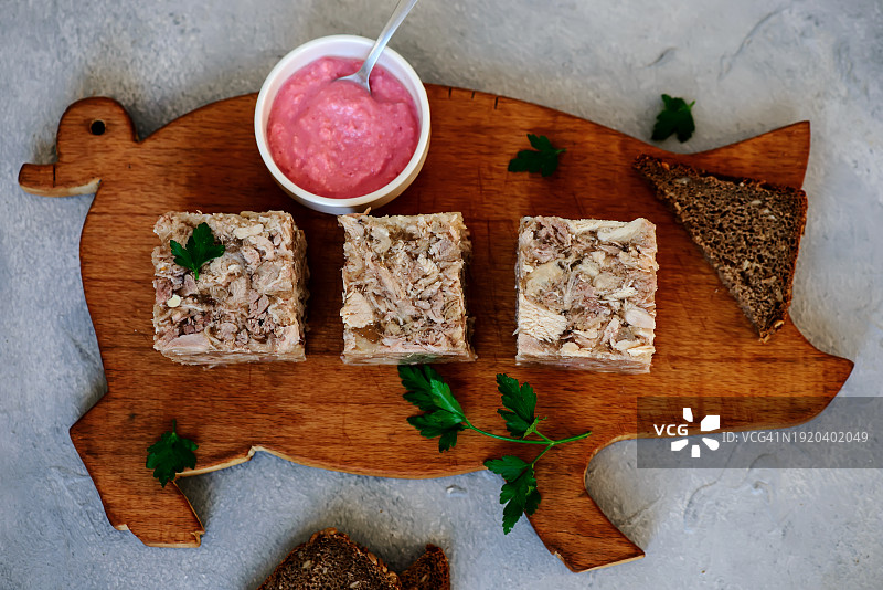 木板上配辣根的肉冻图片素材