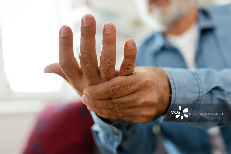 男子手部关节炎疼痛按摩特写图片素材