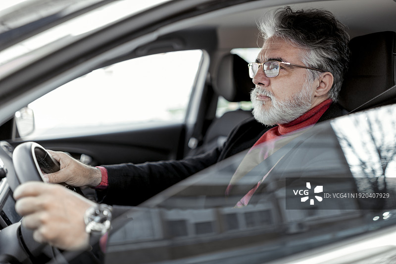 中年男人驾驶他的新车图片素材