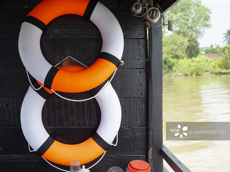 河流背景上的救生圈图片素材