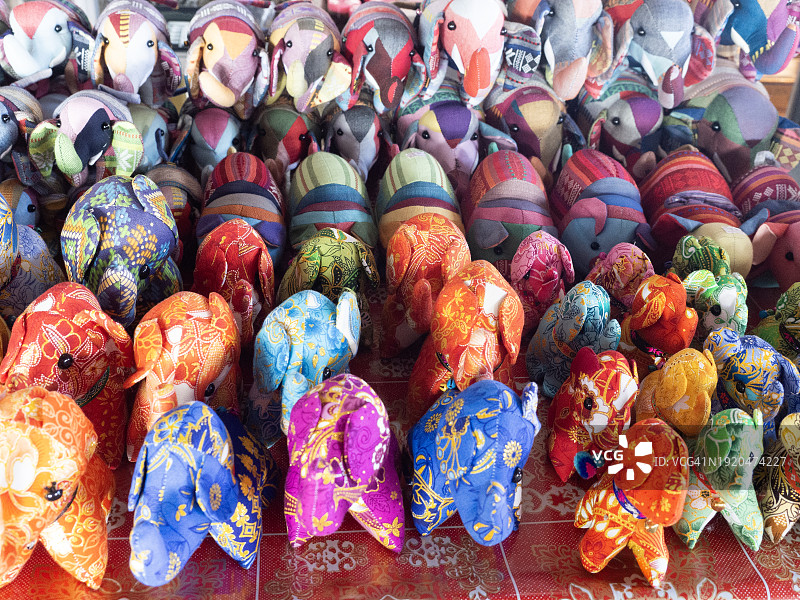 市场上出售的布艺大象图片素材