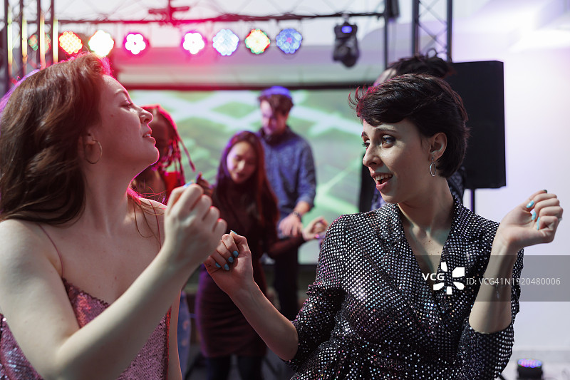 女士在现场音乐表演中跳舞图片素材