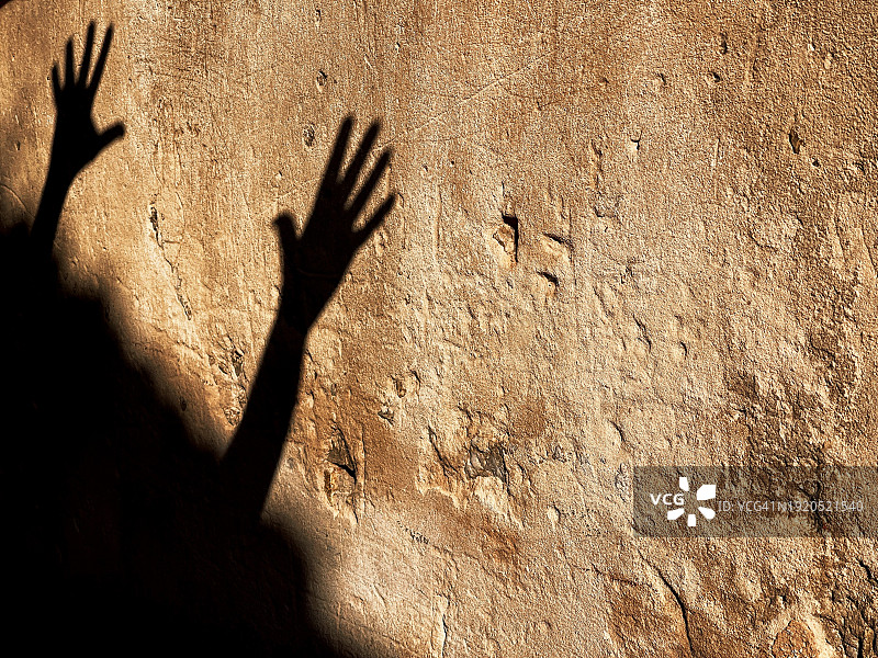 人手触摸墙上的影子图片素材