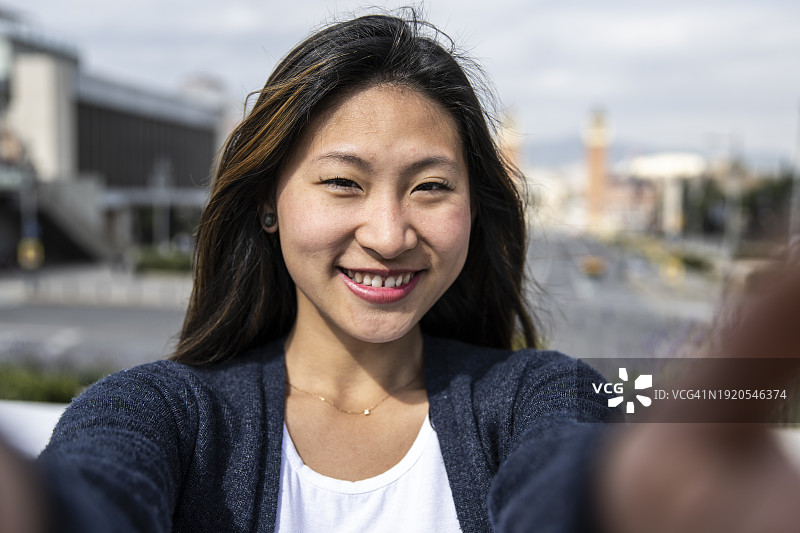 美丽女人放松微笑看向镜头图片素材