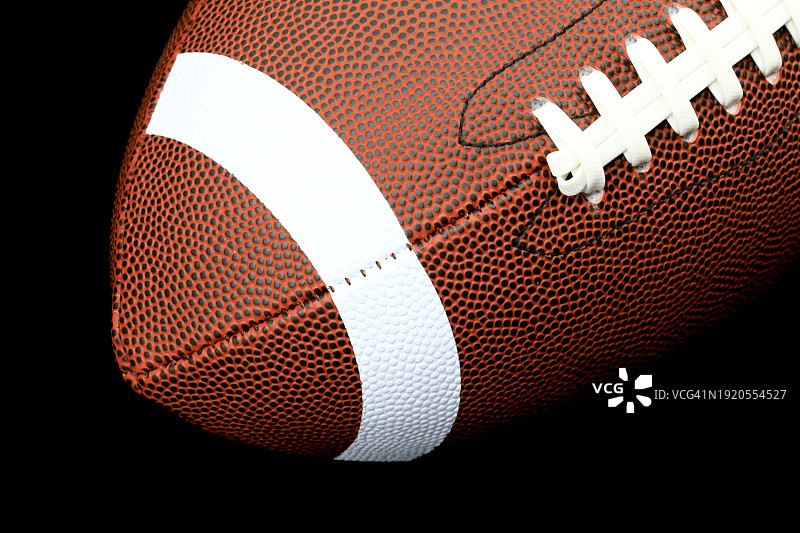 足球在黑色背景上图片素材