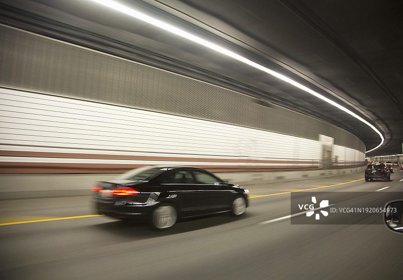 隧道里的汽车图片素材