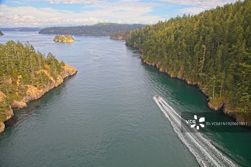 华盛顿州欺骗海峡州立公园日落时分快速行驶的船图片素材