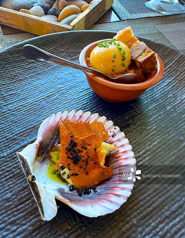 预制扇贝与培根蛋黄美食图片素材
