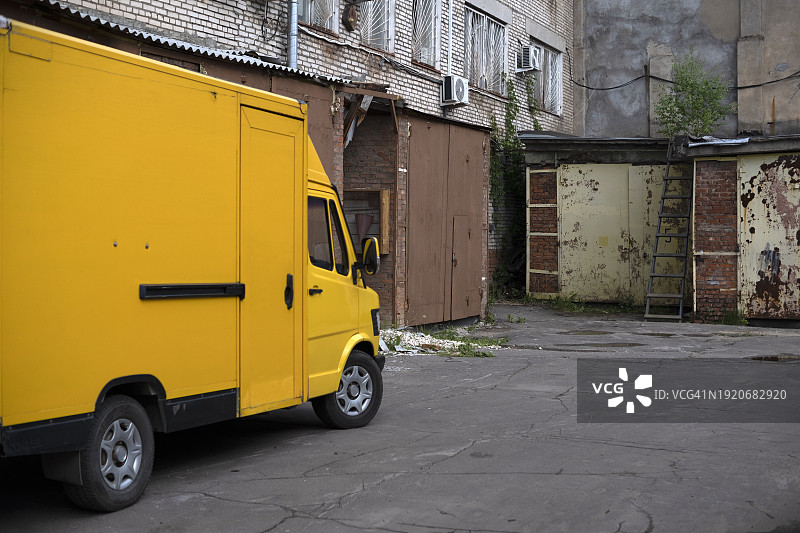 黄色厢型车图片素材