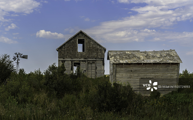 加拿大南部萨斯喀彻温省的废弃房屋图片素材