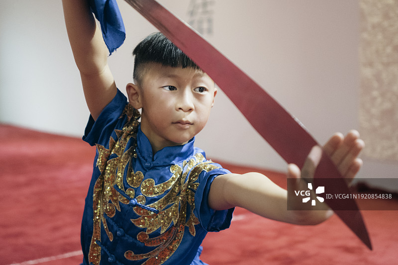 练习武术的中国男孩图片素材