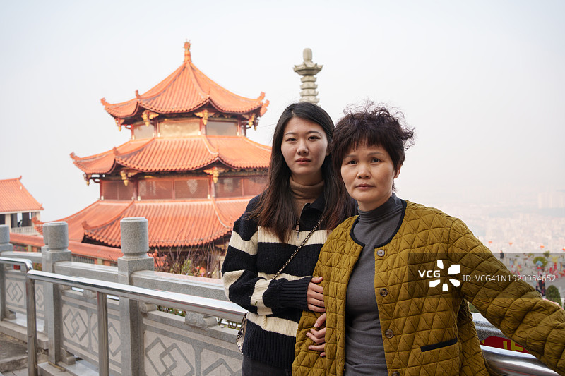 女儿和母亲的合影图片素材