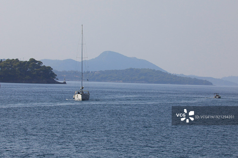 克罗地亚达尔马提亚地区亚得里亚海上的小船图片素材