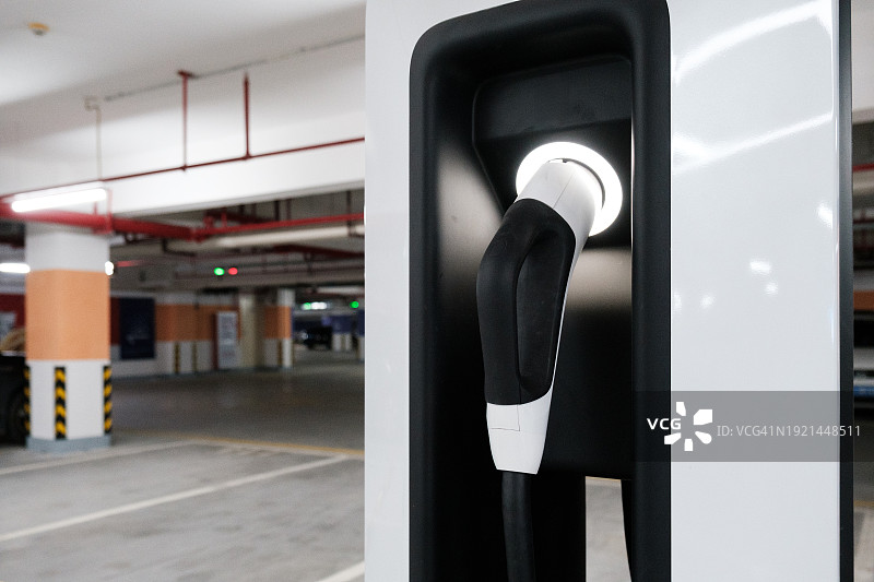 地下停车场内的汽车充电桩图片素材