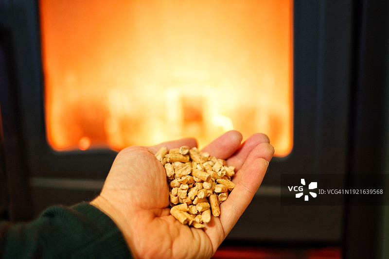 生物质炉，手中的颗粒图片素材