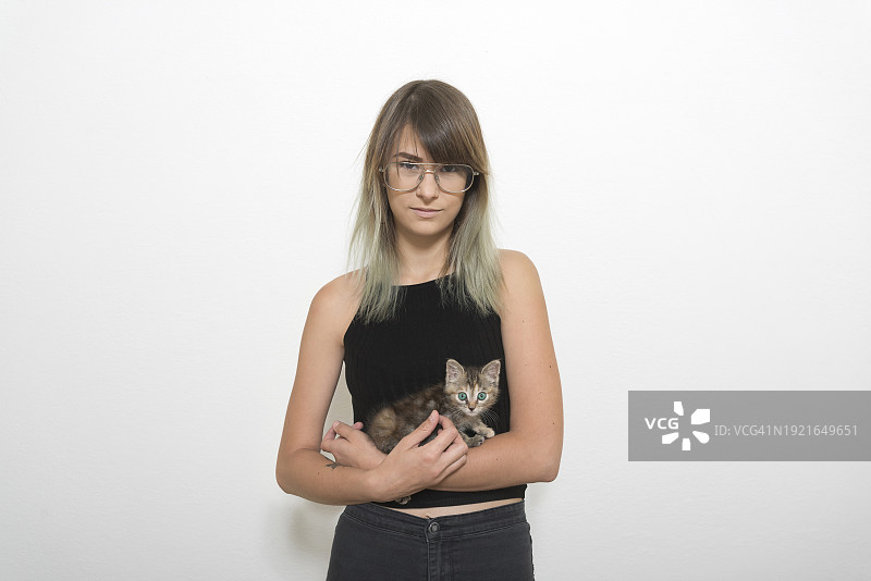 年轻女子和她的猫图片素材