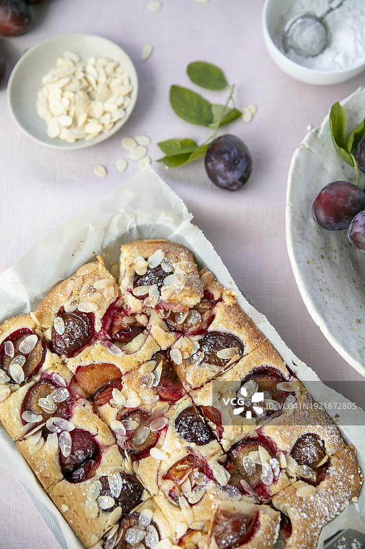 李子杏仁蛋糕图片素材