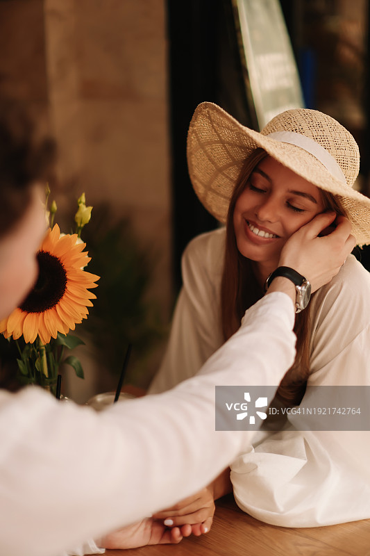 情侣在咖啡馆露台上约会，喝着冰镇鸡尾酒图片素材