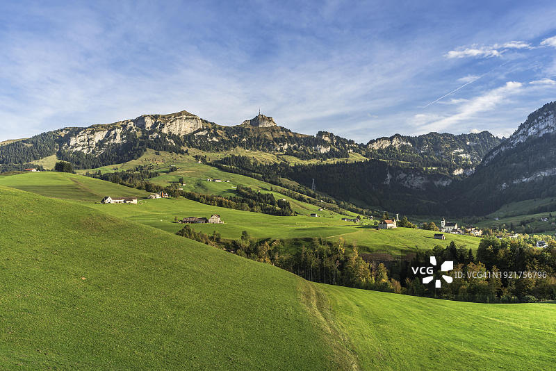 瑞士阿尔卑斯斯坦山脉的霍赫卡斯滕和布鲁埃利绍村庄景观图片素材