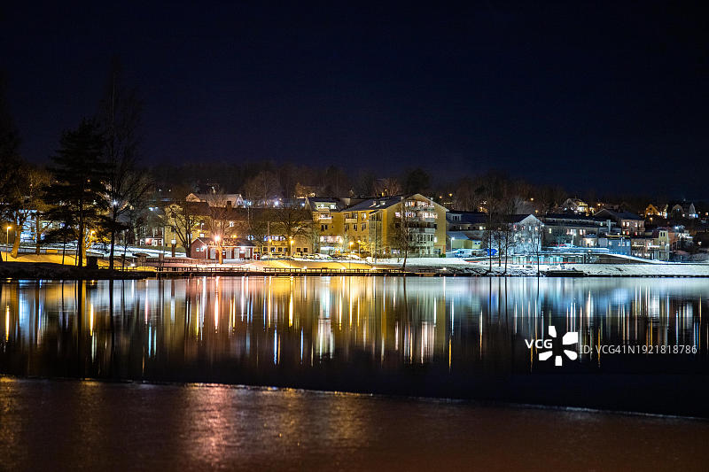 瑞典本茨福什夜间的天际线和湖面倒影图片素材