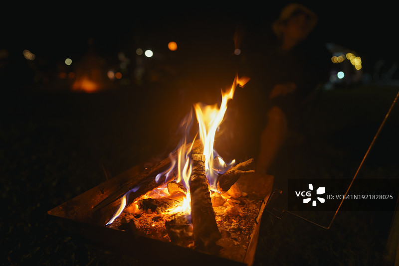 冒险之旅：在篝火旁背包和放松图片素材