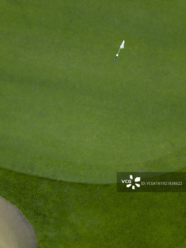 高尔夫球场上的白旗航拍图片素材