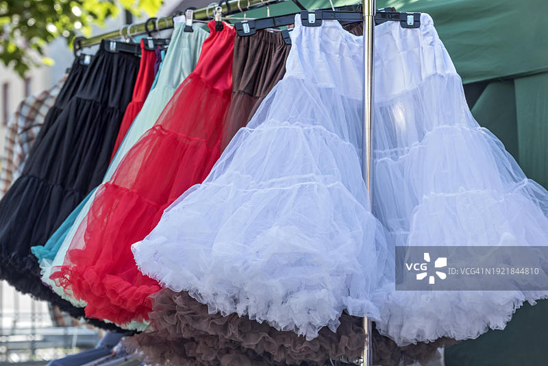 各种颜色的衬裙，1950年代流行的尼龙褶边和蕾丝衬裙，跳蚤市场，德国黑森州图片素材