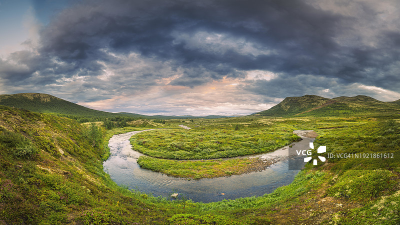 萨瓦伦湖附近的河流弯道,菲耶尔,风景照,傍晚气氛,萨瓦伦,廷塞特,内陆郡,挪威,欧洲图片素材