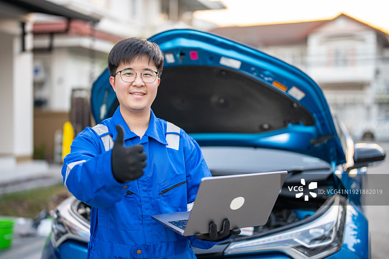 机械师上门为客户提供发动机维修服务图片素材